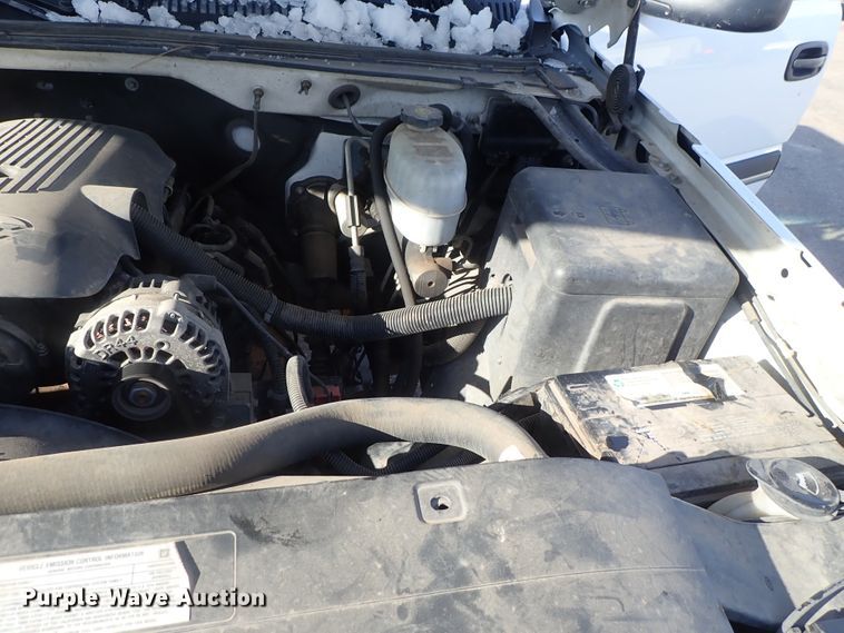 image for item DC3314 2004 Chevrolet Silverado 2500 Ext. Cab pickup truck cab and chassis