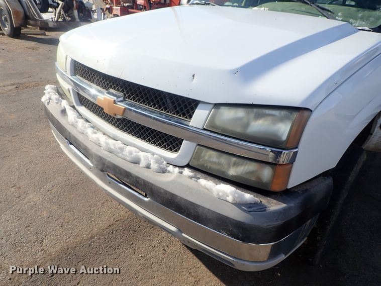 image for item DC3314 2004 Chevrolet Silverado 2500 Ext. Cab pickup truck cab and chassis