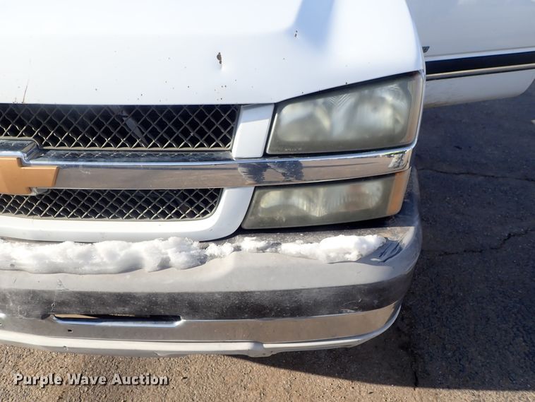 image for item DC3314 2004 Chevrolet Silverado 2500 Ext. Cab pickup truck cab and chassis
