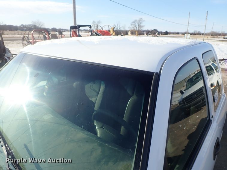 image for item DC3314 2004 Chevrolet Silverado 2500 Ext. Cab pickup truck cab and chassis