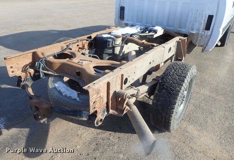 image for item DC3314 2004 Chevrolet Silverado 2500 Ext. Cab pickup truck cab and chassis