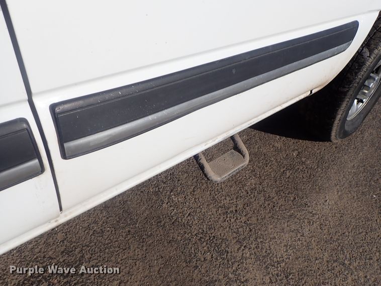 image for item DC3314 2004 Chevrolet Silverado 2500 Ext. Cab pickup truck cab and chassis