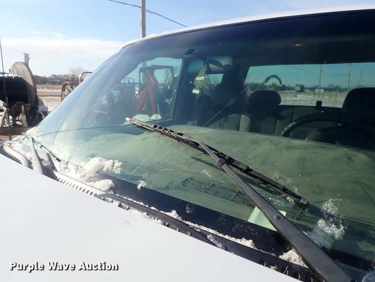 image for item DC3314 2004 Chevrolet Silverado 2500 Ext. Cab pickup truck cab and chassis