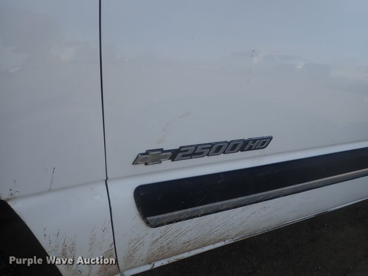 image for item DC3314 2004 Chevrolet Silverado 2500 Ext. Cab pickup truck cab and chassis