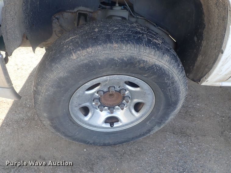 image for item DC3314 2004 Chevrolet Silverado 2500 Ext. Cab pickup truck cab and chassis