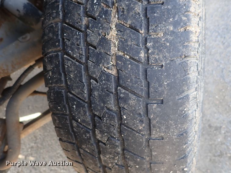 image for item DC3314 2004 Chevrolet Silverado 2500 Ext. Cab pickup truck cab and chassis