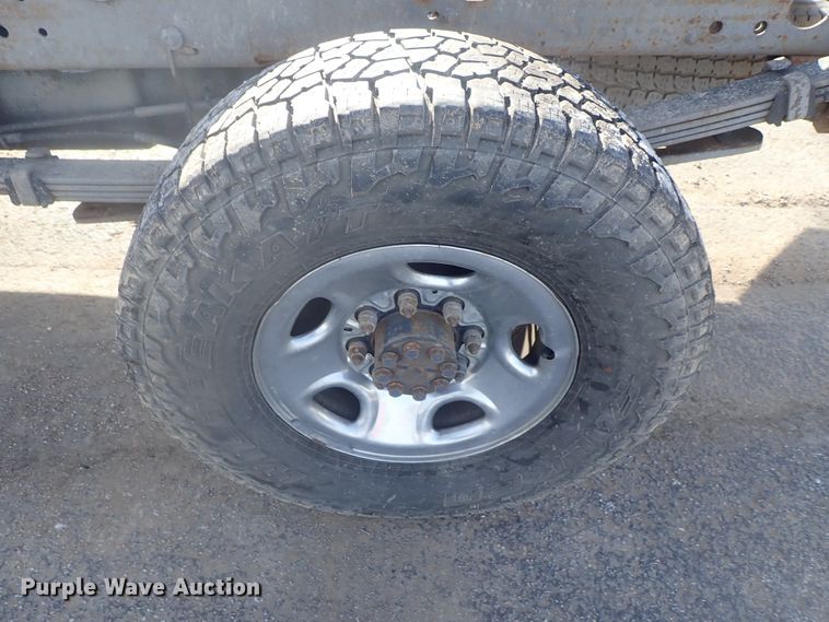 image for item DC3314 2004 Chevrolet Silverado 2500 Ext. Cab pickup truck cab and chassis