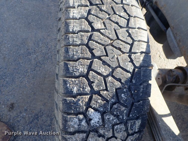 image for item DC3314 2004 Chevrolet Silverado 2500 Ext. Cab pickup truck cab and chassis