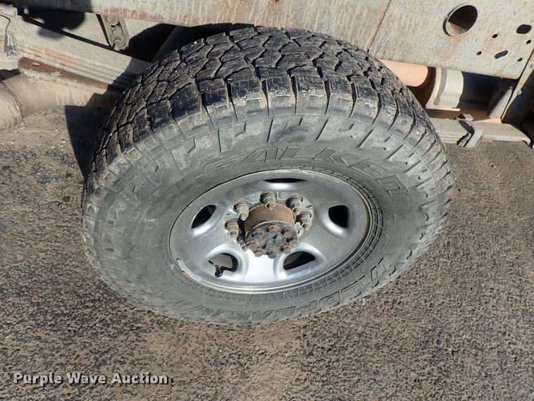 image for item DC3314 2004 Chevrolet Silverado 2500 Ext. Cab pickup truck cab and chassis