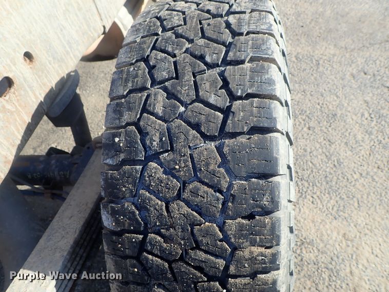 image for item DC3314 2004 Chevrolet Silverado 2500 Ext. Cab pickup truck cab and chassis