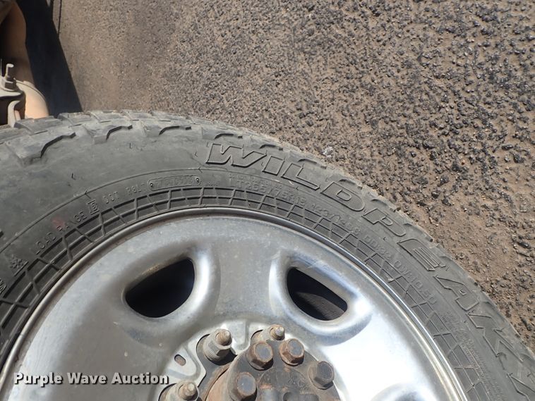 image for item DC3314 2004 Chevrolet Silverado 2500 Ext. Cab pickup truck cab and chassis