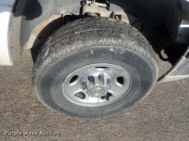 image for item DC3314 2004 Chevrolet Silverado 2500 Ext. Cab pickup truck cab and chassis