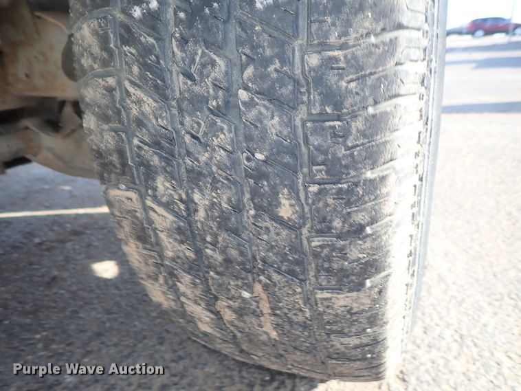 image for item DC3314 2004 Chevrolet Silverado 2500 Ext. Cab pickup truck cab and chassis