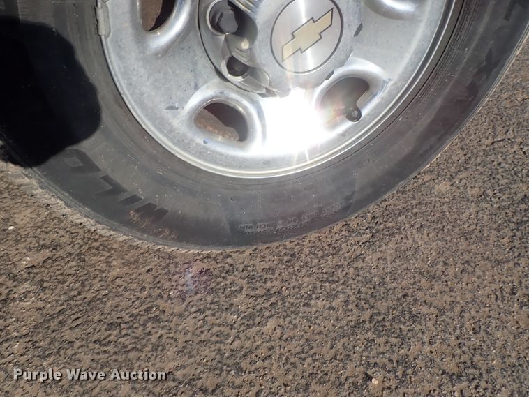 image for item DC3314 2004 Chevrolet Silverado 2500 Ext. Cab pickup truck cab and chassis