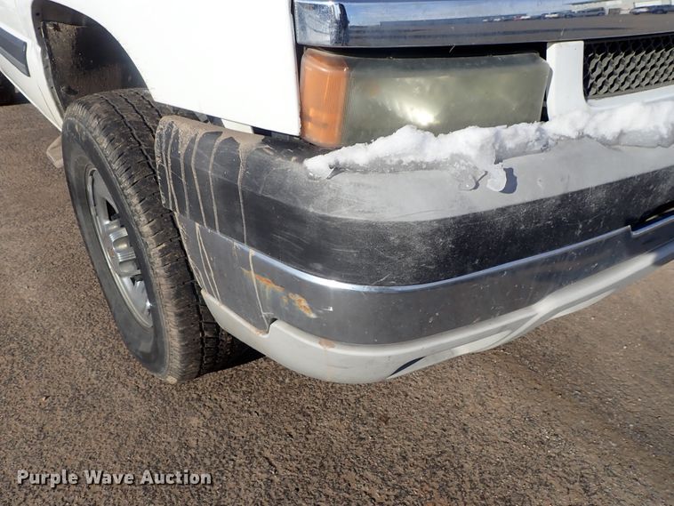 image for item DC3314 2004 Chevrolet Silverado 2500 Ext. Cab pickup truck cab and chassis