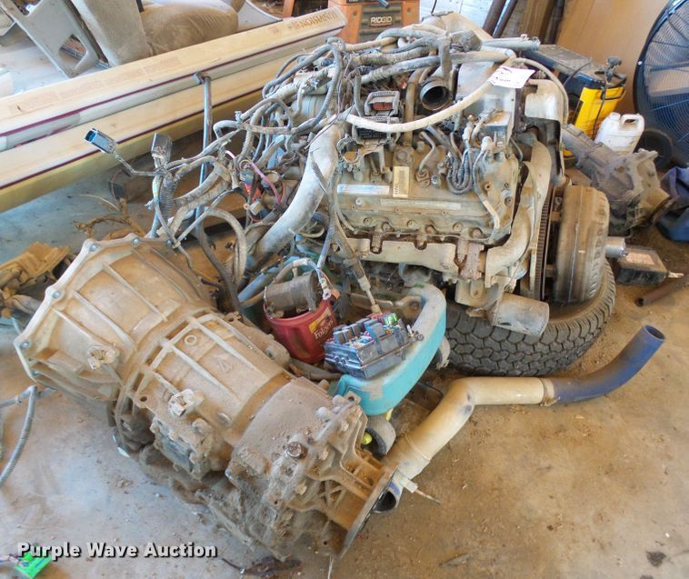 image for item DD1759 2001 Isuzu Duramax 6.6L V8 diesel engine and transmission