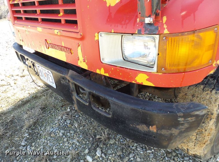 image for item DD1779 1993 International 3800 school bus