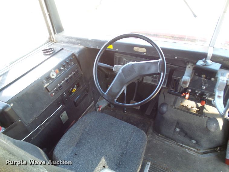 image for item DD1779 1993 International 3800 school bus