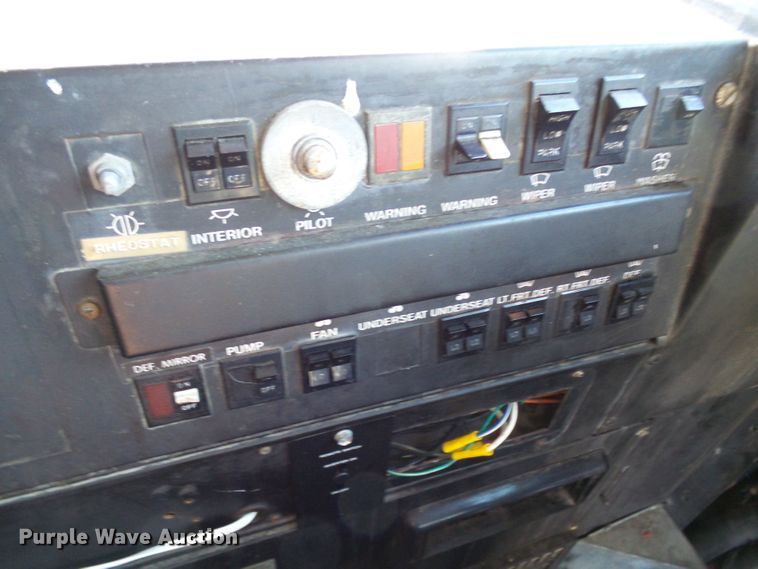 image for item DD1779 1993 International 3800 school bus