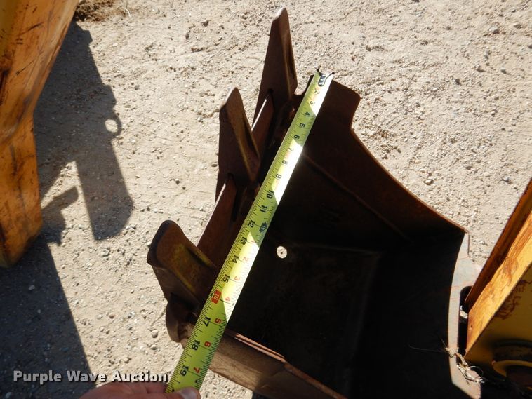 image for item DF7361 2005 Caterpillar BH30W backhoe attachment