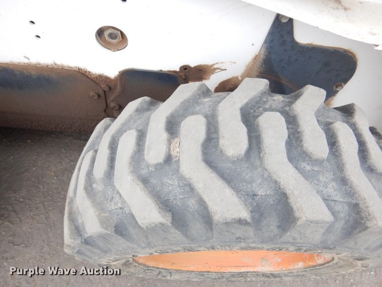 image for item DF7368 2001 Bobcat 773 skid steer