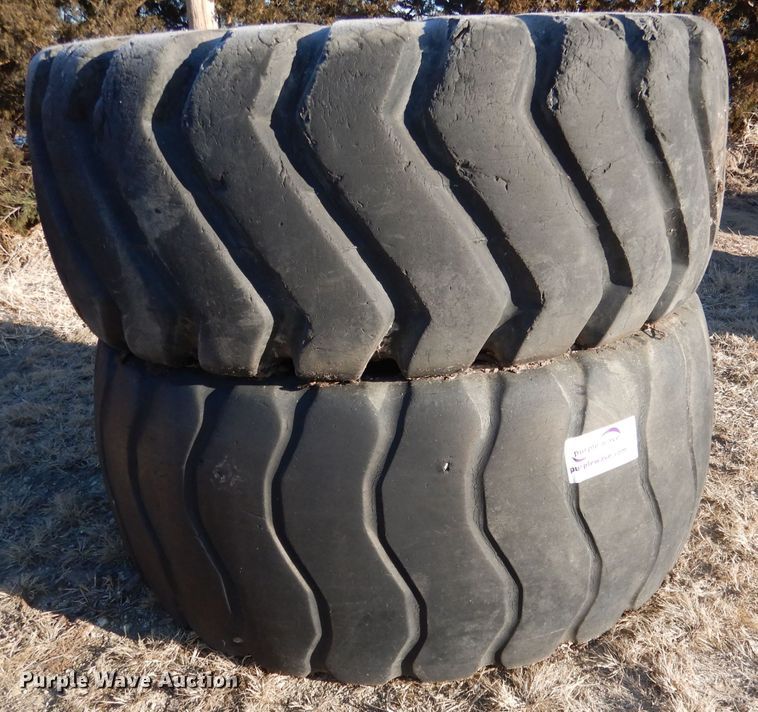 image for item DG5916 (2) Toyo 29.5-25 tires