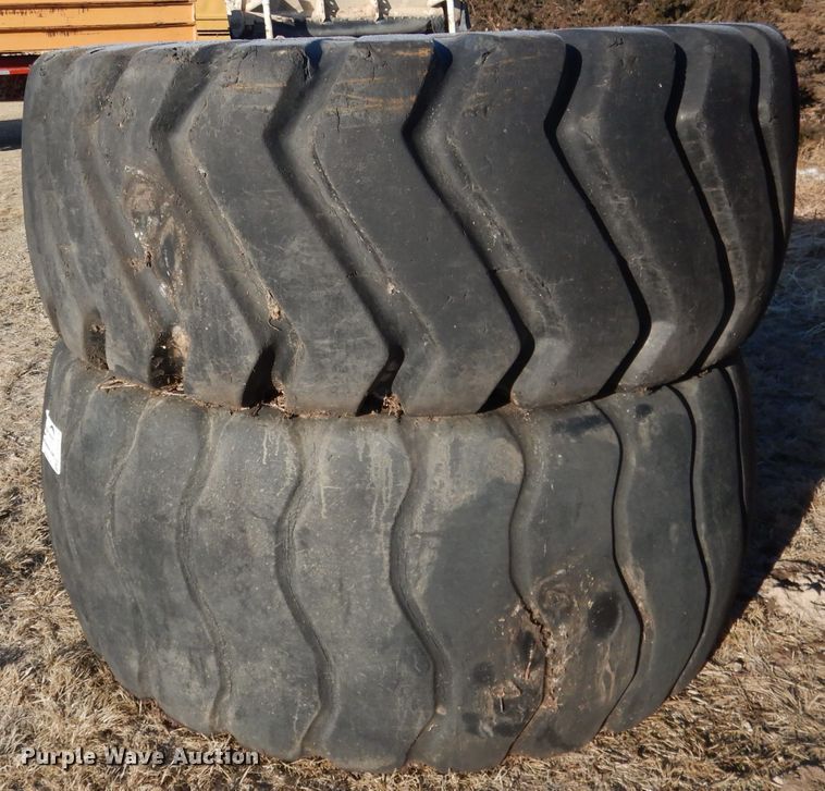 image for item DG5916 (2) Toyo 29.5-25 tires