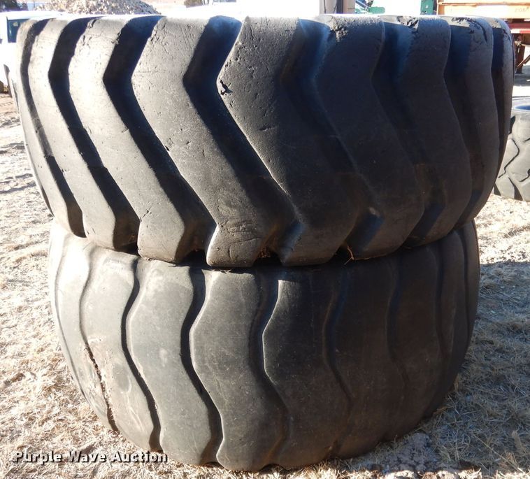 image for item DG5916 (2) Toyo 29.5-25 tires