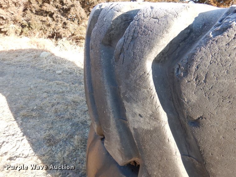 image for item DG5916 (2) Toyo 29.5-25 tires