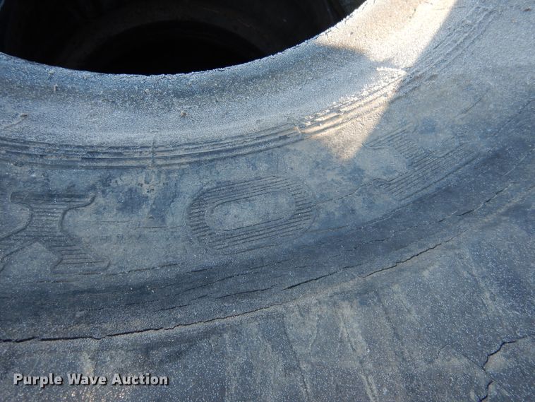 image for item DG5916 (2) Toyo 29.5-25 tires