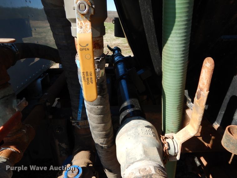 image for item DH2333 1985 Peterbilt 359 vacuum truck