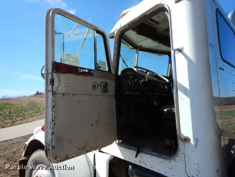 image for item DH2333 1985 Peterbilt 359 vacuum truck