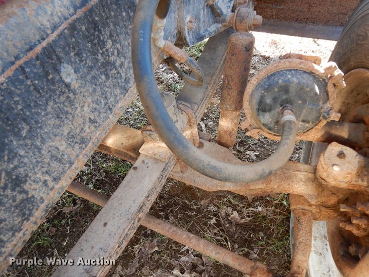 image for item DH2333 1985 Peterbilt 359 vacuum truck