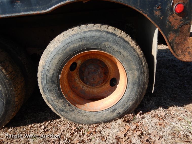 image for item DH2333 1985 Peterbilt 359 vacuum truck