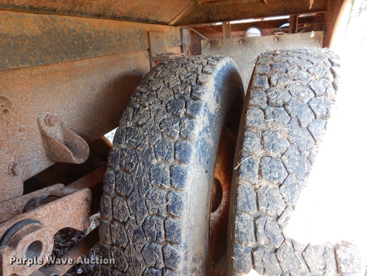 image for item DH2333 1985 Peterbilt 359 vacuum truck