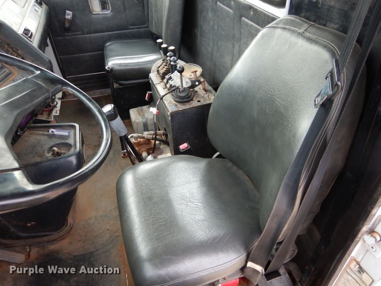 image for item DH3729 1994 Volvo Autocar semi truck