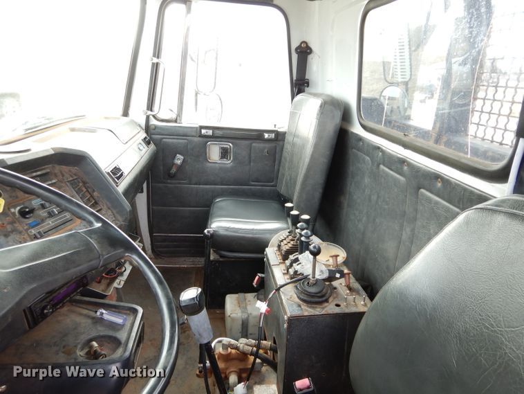 image for item DH3729 1994 Volvo Autocar semi truck