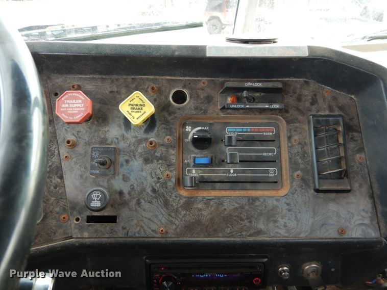 image for item DH3729 1994 Volvo Autocar semi truck