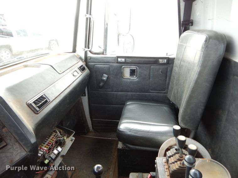 image for item DH3729 1994 Volvo Autocar semi truck