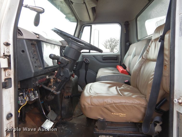 image for item DH3730 1996 International 4700 tow truck