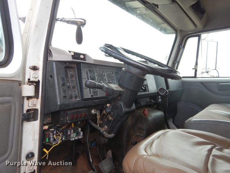 image for item DH3730 1996 International 4700 tow truck