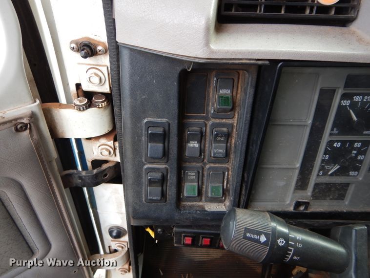 image for item DH3730 1996 International 4700 tow truck