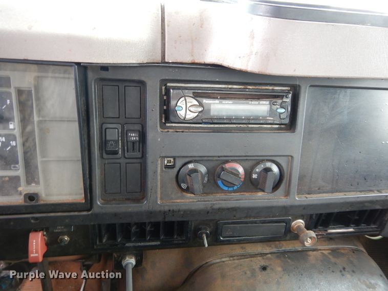 image for item DH3730 1996 International 4700 tow truck