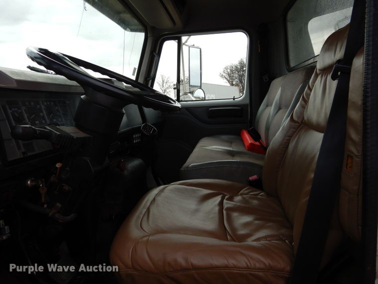 image for item DH3730 1996 International 4700 tow truck