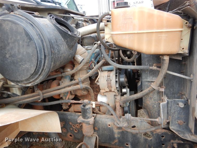 image for item DH3730 1996 International 4700 tow truck