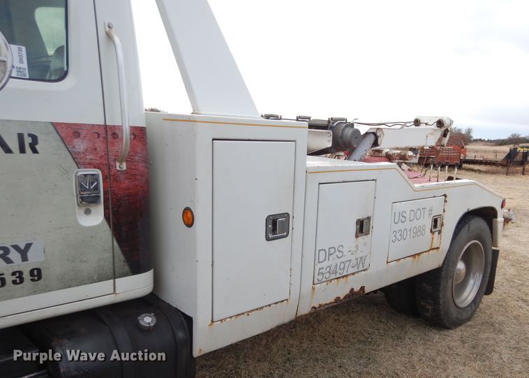 image for item DH3730 1996 International 4700 tow truck