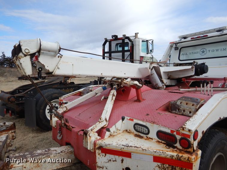 image for item DH3730 1996 International 4700 tow truck