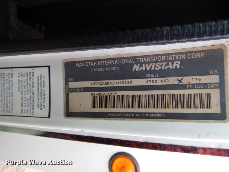 image for item DH3730 1996 International 4700 tow truck