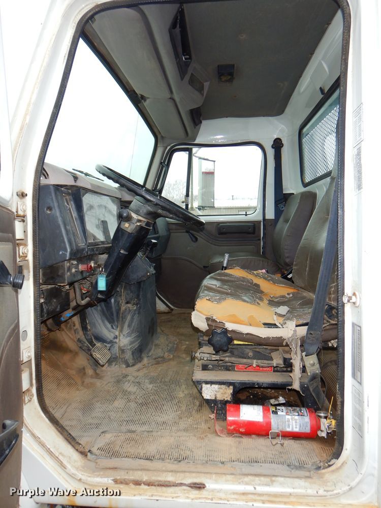 image for item DH4380 1995 International 4700 flatbed truck