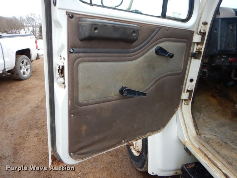 image for item DH4380 1995 International 4700 flatbed truck